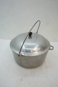 lot 141 image: Wagner ware kettle