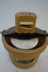 lot 190 image: Frost King ice cream machine