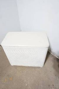 lot 296 image: hamper