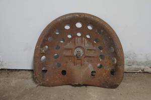 lot 320 image: Tractor seat