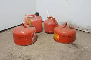 lot 326 image: Gas containers