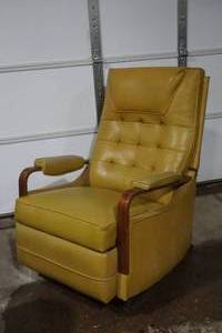 lot 383 image: Vintage rocker recliner