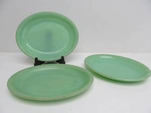 lot 76 image: Set of 3 Matching Fire King Oven Ware Jadeite Oval Deep Plates