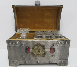 lot 15 image: Awesome Vintage 1960s Treasure Chest Hidden Bar