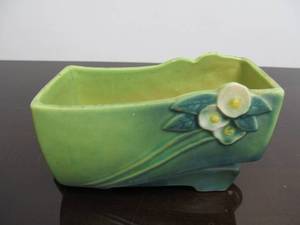 lot 133 image: Vintage ROSEVILLE Mock Orange Art Pottery Planter