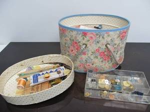 lot 139 image: Vintage Sewing Box Full of Sewing Items Buttons etc