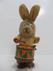 lot 195 image: Vintage Windup Toy Rabbit 