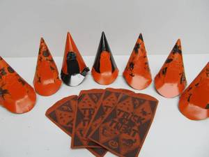 lot 171 image: Lot of Vintage 1930s-40s HALLOWEEN PaperCardboard Hats & Candy Bags