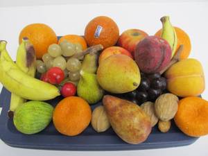 lot 181 image: Large Collection of Vintage Realistic Carved Alabaster Fruit