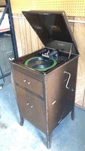 lot 231 image: Working Vintage VICTROLA Model VV-80 Floor Model Phonograph