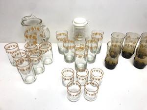 lot 235 image: Large Lot of Vintage Golden Butterfly Drinking Glasses & Pitcher Sets 