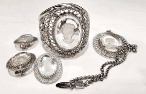 lot 279 image: Stunning Signed Vintage WHITING DAVIS Cut Crytal Cameo Jewelry Set