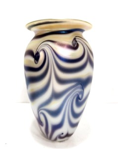 lot 283 image: Wonderful Signed ROBERT EIKHOLT Iridescent Art Glass Vase