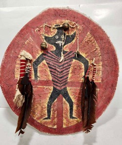 lot 306 image: Vintage Genuine Animal Hide Mandan Turtle Shield