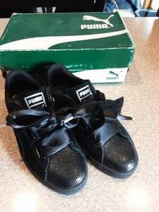 Ladies Size 5 12 Puma Suede Sneakers With Ribbon Laces (Like New)