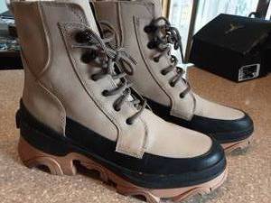 Ladies Size 9 12 Sorel Boots (Like New)
