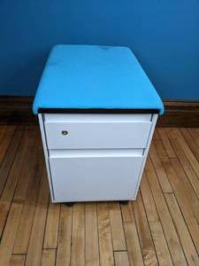 lot 29 image: Rolling 2-Drawer File Cabinet