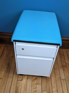 lot 33 image: 2-Drawer Mobile Pedestal File Cabinet with Blue Cushion
