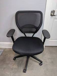 lot 71 image: Black Adjustable Armed Office Chair
