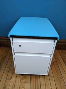 lot 20 image: Rolling 2-Drawer File Cabinet