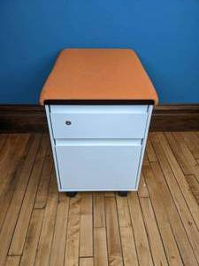 lot 21 image: Rolling 2-Drawer File Cabinet