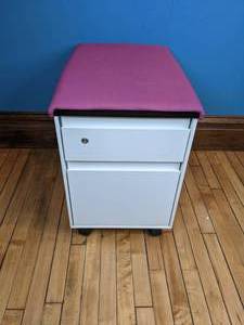 lot 22 image: Rolling 2-Drawer File Cabinet
