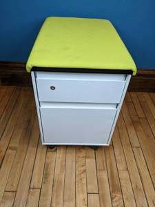 lot 23 image: Rolling 2-Drawer File Cabinet