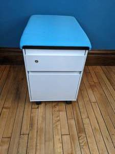 lot 24 image: Rolling 2-Drawer File Cabinet