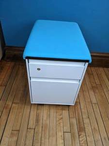 lot 25 image: Rolling 2-Drawer File Cabinet