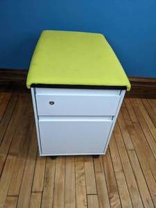 lot 26 image: Rolling 2-Drawer File Cabinet