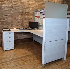 lot 13 image: L-Shaped Cubicle Desk with Privacy Screens