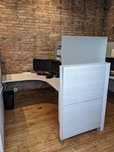 lot 14 image: L-Shaped Cubicle Desk with Privacy Screens