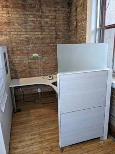 lot 15 image: L-Shaped Cubicle Desk with Privacy Screens