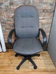 lot 19 image: Adjustable Height Rolling Desk Chair