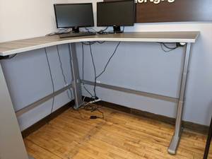 lot 7 image: Motorized Adjustable Height L-Shaped Computer Desk