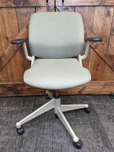 lot 93 image: Olive Green Armed Vecta Office Chair