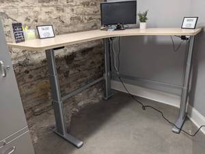 lot 17 image: Motorized Adjustable Height L-Shaped Computer Desk