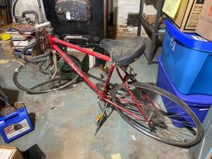 lot 4 image: Vintage Venture 12-Speed Bike