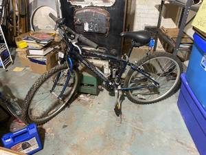 lot 6 image: Schwinn GS Frontier Blue Bike