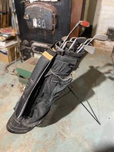 lot 8 image: Highlander Standing Golf Caddy with Clubs