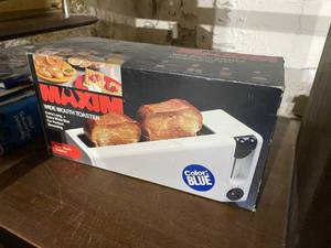 lot 29 image: Maxim Wide Mouth Blue Toaster