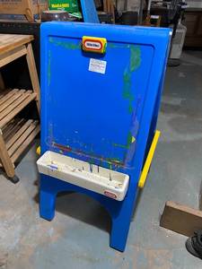 lot 31 image: Little Tikes Double-Sided Art Easel