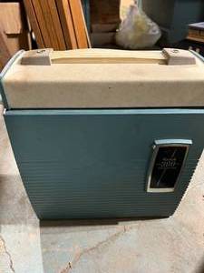 lot 158 image: Kodak 300 Projector with Folding Screen Stand and Rotary Slide Tray