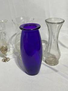 lot 79 image: Set of 12 Bud Vases Indiana Glass and More