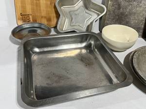 lot 117 image: Vintage Kitchen Bakeware and Dishes