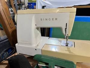 lot 169 image: Singer Sewing Machine and Buttonholer