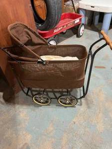 lot 181 image: Vintage Doll Carriage on Wheels