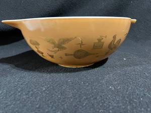 lot 70 image: Vintage Pyrex Early American Brown Cinderella Bowl