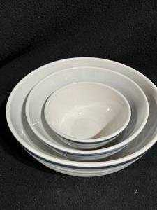lot 71 image: Pfaltzgraff Sky Mixing Bowl Set