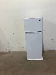 lot 40 image: RCA 7.5 cu.ft. White Large Compact Apartment Refrigerator
